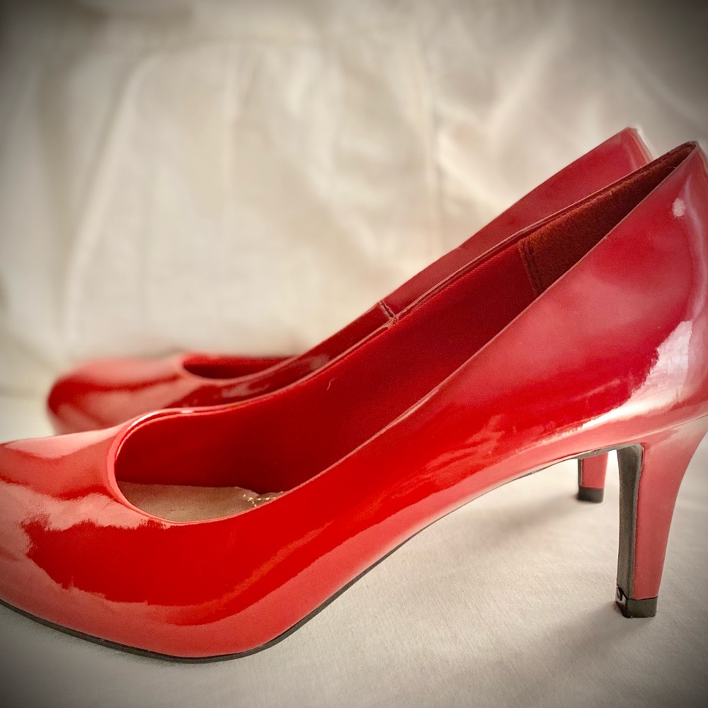 COMFORT PLUS Heels by Predictions size 8.5 Great Condition ! Slip on style